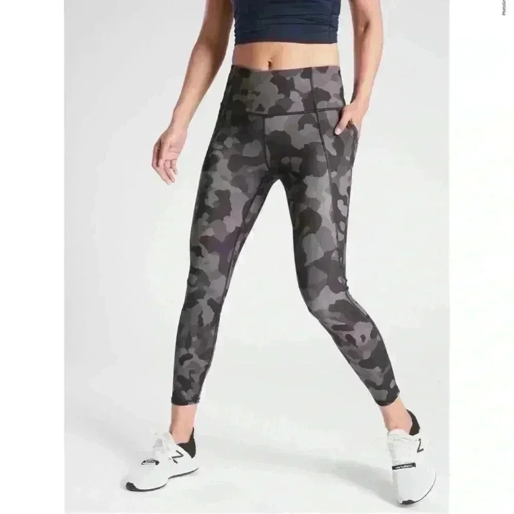 Athleta Lightning Camo 7/8 Tight‎ Size Medium